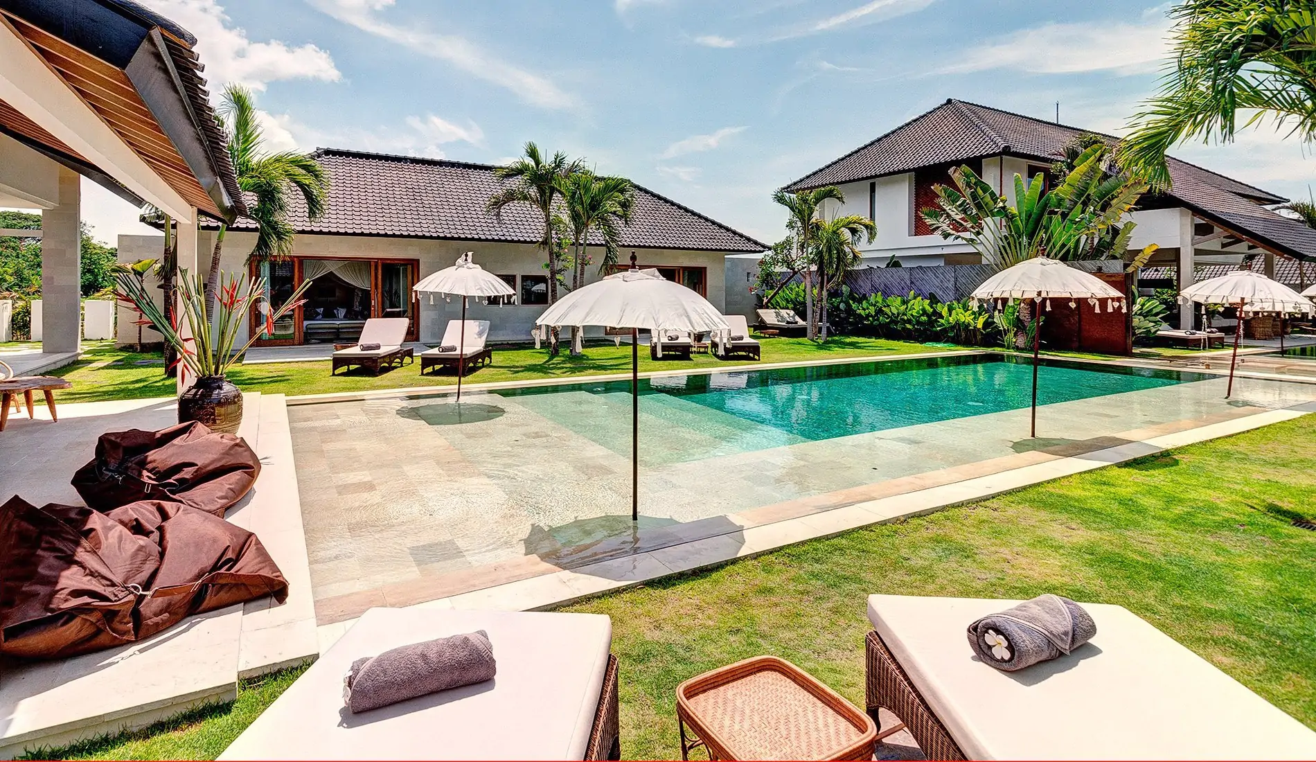 Swimming Pool With Lounge - Villa Abaca, Seminyak Bali